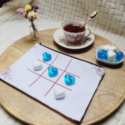TIC TAC TOE - Jeu de Morpion artisanal avec pions en forme de coeurs bleus et blancs.