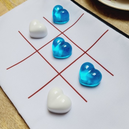 TIC TAC TOE - Jeu de Morpion artisanal avec pions en forme de coeurs bleus et blancs.