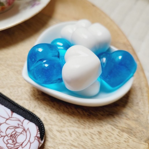 TIC TAC TOE - Jeu de Morpion artisanal avec pions en forme de coeurs bleus et blancs.