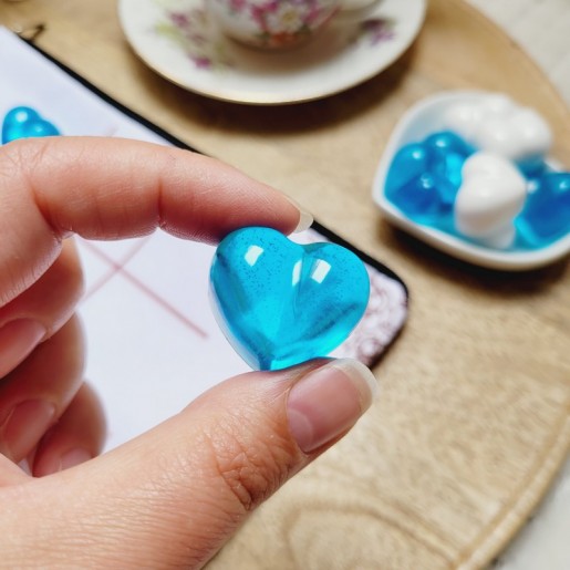 TIC TAC TOE - Jeu de Morpion artisanal avec pions en forme de coeurs bleus et blancs.