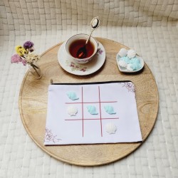 TIC TAC TOE - Jeu de Morpion artisanal avec pions en forme de coquillages bleus et blancs.