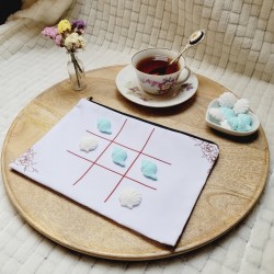 TIC TAC TOE - Jeu de Morpion artisanal avec pions en forme de coquillages bleus et blancs.