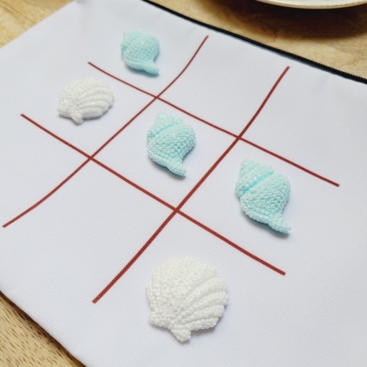 TIC TAC TOE - Jeu de Morpion artisanal avec pions en forme de coquillages bleus et blancs.