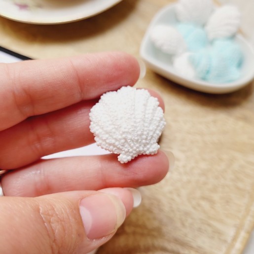 TIC TAC TOE - Jeu de Morpion artisanal avec pions en forme de coquillages bleus et blancs.