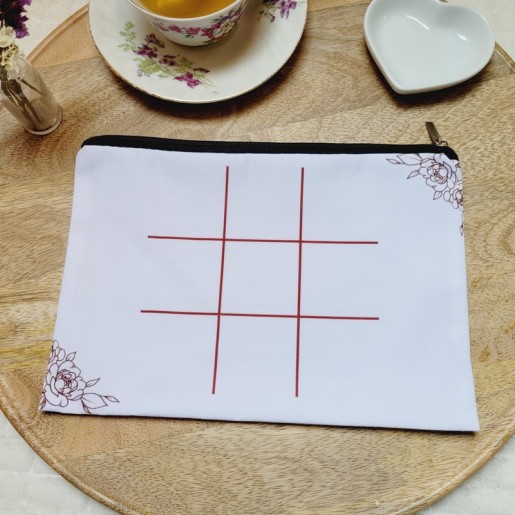 TIC TAC TOE - Jeu de Morpion artisanal avec pions en forme de coquillages beiges et blancs.