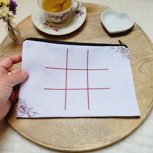 TIC TAC TOE - Jeu de Morpion artisanal avec pions en forme de coquillages beiges et blancs.