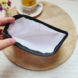 TIC TAC TOE - Jeu de Morpion artisanal avec pions en forme de coquillages beiges et blancs.