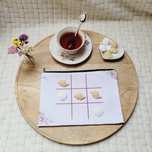 TIC TAC TOE - Jeu de Morpion artisanal avec pions en forme de coquillages beiges et blancs.