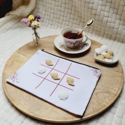 TIC TAC TOE - Jeu de Morpion artisanal avec pions en forme de coquillages beiges et blancs.