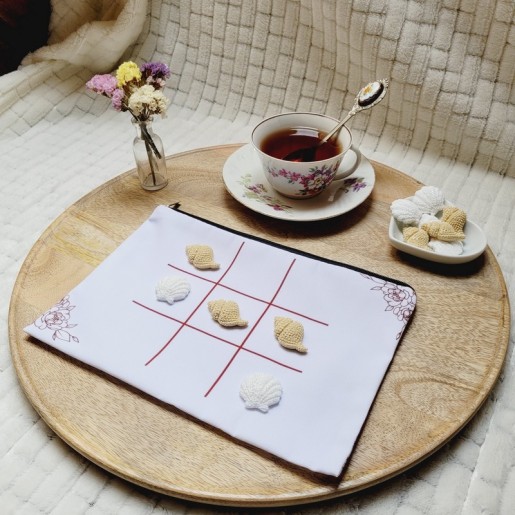 TIC TAC TOE - Jeu de Morpion artisanal avec pions en forme de coquillages beiges et blancs.