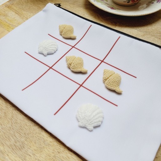TIC TAC TOE - Jeu de Morpion artisanal avec pions en forme de coquillages beiges et blancs.