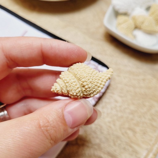 TIC TAC TOE - Jeu de Morpion artisanal avec pions en forme de coquillages beiges et blancs.