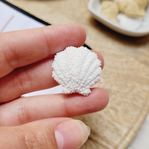 TIC TAC TOE - Jeu de Morpion artisanal avec pions en forme de coquillages beiges et blancs.