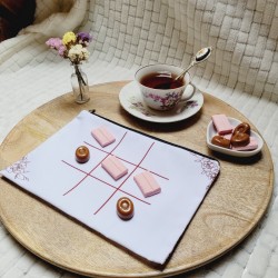 TIC TAC TOE - Jeu de Morpion artisanal avec pions en forme de chewing-gum et de bonbons caramel.