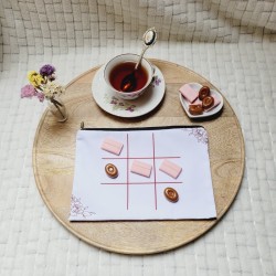TIC TAC TOE - Jeu de Morpion artisanal avec pions en forme de chewing-gum et de bonbons caramel.