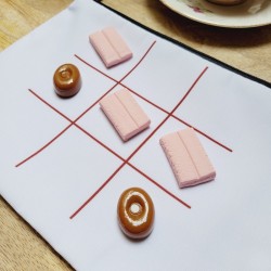 TIC TAC TOE - Jeu de Morpion artisanal avec pions en forme de chewing-gum et de bonbons caramel.