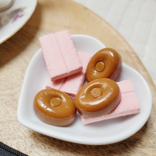 TIC TAC TOE - Jeu de Morpion artisanal avec pions en forme de chewing-gum et de bonbons caramel.