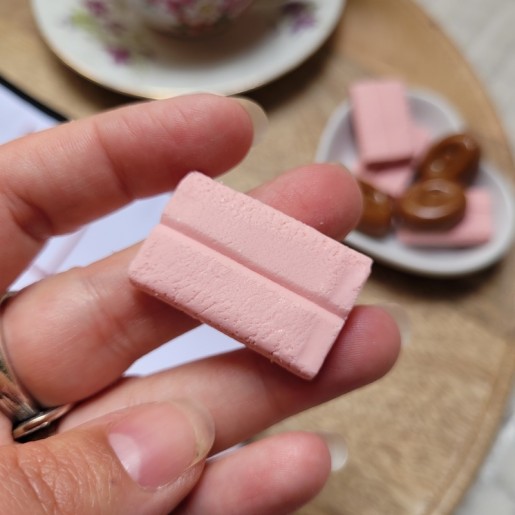 TIC TAC TOE - Jeu de Morpion artisanal avec pions en forme de chewing-gum et de bonbons caramel.