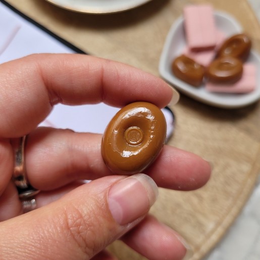 TIC TAC TOE - Jeu de Morpion artisanal avec pions en forme de chewing-gum et de bonbons caramel.