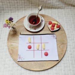 TIC TAC TOE - Jeu de Morpion artisanal avec pions en forme de bonbons fraises et bananes.