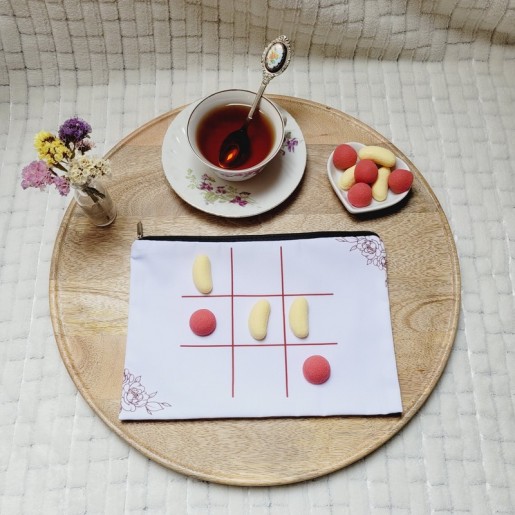 TIC TAC TOE - Jeu de Morpion artisanal avec pions en forme de bonbons fraises et bananes.