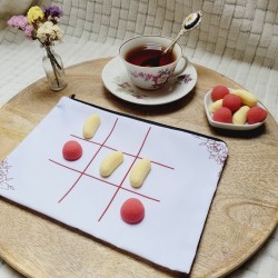 TIC TAC TOE - Jeu de Morpion artisanal avec pions en forme de bonbons fraises et bananes.