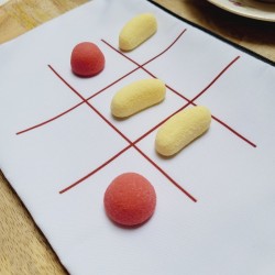 TIC TAC TOE - Jeu de Morpion artisanal avec pions en forme de bonbons fraises et bananes.