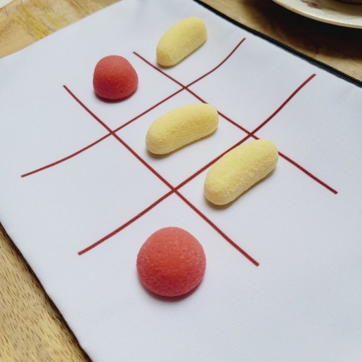 TIC TAC TOE - Jeu de Morpion artisanal avec pions en forme de bonbons fraises et bananes.