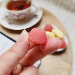 TIC TAC TOE - Jeu de Morpion artisanal avec pions en forme de bonbons fraises et bananes.