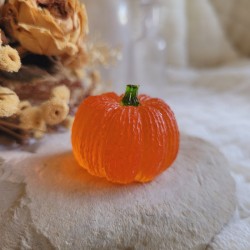 Citrouille décorative en résine de 3.5 cm.