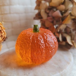 Citrouille décorative de 5 cm en résine.