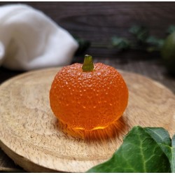 Citrouille décorative en résine de 4 cm.