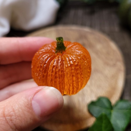 Citrouille décorative en résine de 3.5 cm.