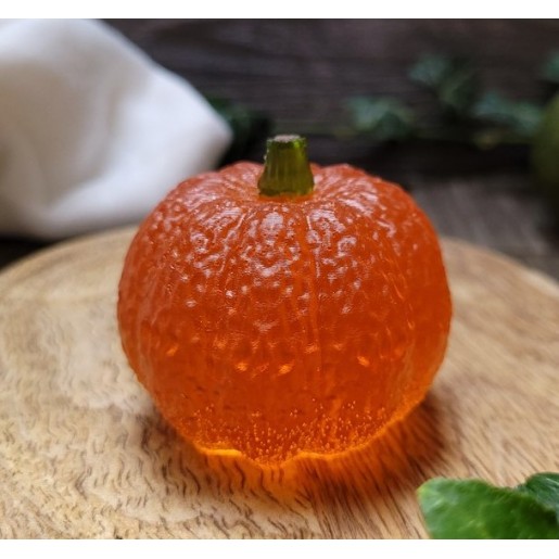 Citrouille décorative de 5 cm en résine.