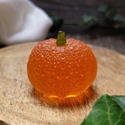 Citrouille décorative en résine de 4 cm.
