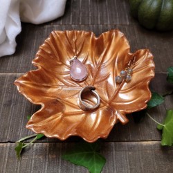 Coupelle à bijoux en forme de feuille en résine.