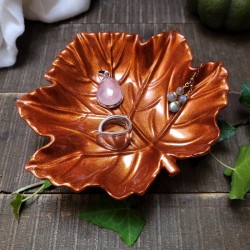 Coupelle à bijoux en forme de feuille d'érable en résine.