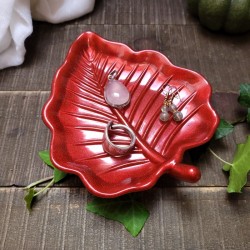 Coupelle à bijoux en forme de feuille en résine.