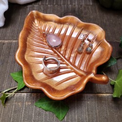 Coupelle à bijoux en forme de feuille en résine.