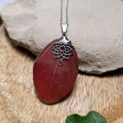 Pendentif feuille de Lilas des Indes cristallisée.