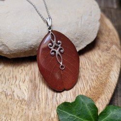 Pendentif feuille de Lilas des Indes cristallisé par de la résine.