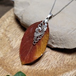 Pendentif feuille de Lilas des Indes cristallisé par de la résine.
