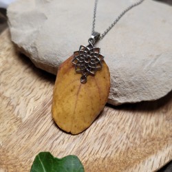 Pendentif feuille de Lilas des Indes cristallisé par de la résine.