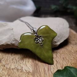 Pendentif feuille de Lierre cristallisé par de la résine.