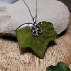 Pendentif feuille de Lierre cristallisé par de la résine.