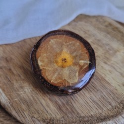 Broche en bois recyclé et fleur séchée de Jonquille.
