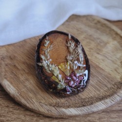 Broche en bois recyclé et fleurs séchées.