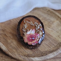 Broche en bois recyclé et fleurs séchées de Graminées et Immortelle.