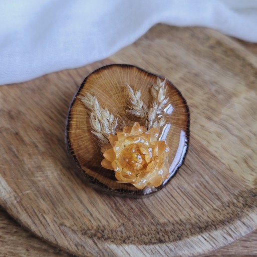 Broche en bois recyclé et fleurs séchées de Graminées et Immortelle.