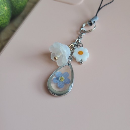 Bijoux de téléphone pendentif goutte avec fleur séchée de Myosotis.